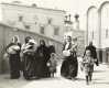 РУССКИЕ ЖЕНЩИНЫ-МАТЕРИ, ОБХОДЯЩИЕ СВЯТЫЕ МЕСТА В КРЕМЛЕ 1914 год